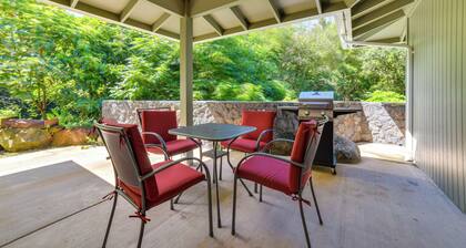 Bright Haiku Studio: Patio + Rainforest View