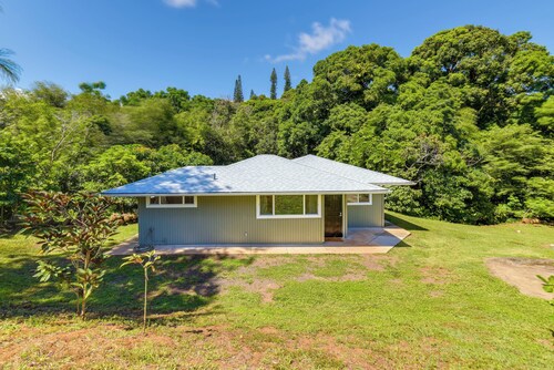 Bright Haiku Studio: Patio + Rainforest View