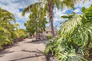 A residential area with a paved driveway leading to a house with a balcony. - Cozy Kona Coast Apt w/ Lanai ~ 8 Miles to Beach! (Kailua-Kona)