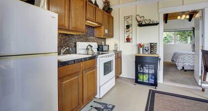 Cozy Kona Coast Apt w/ Lanai ~ 8 Miles to Beach!