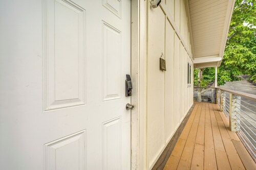 Cozy Kona Coast Apt w/ Lanai ~ 8 Miles to Beach!
