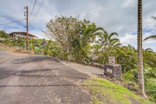 Cozy Kona Coast Apt w/ Lanai ~ 8 Miles to Beach!