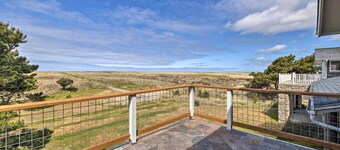 Coastal Oregon Retreat w/ Grill: 11 Mi to Astoria!