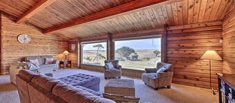 Coastal Oregon Retreat w/ Grill: 11 Mi to Astoria!