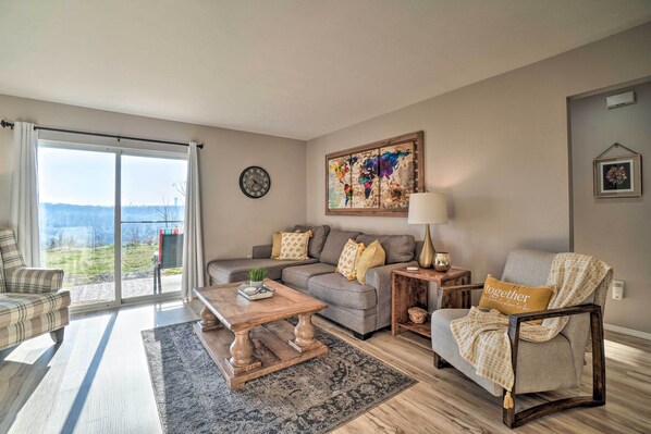 TV - Sunny Family-friendly Branson Home! (Branson)