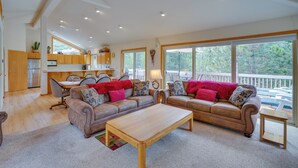A spacious living room with two sofas, a coffee table, and a dining area with a table and chairs. - Sunriver Getaway w/ Sharc Waterpark Passes! (Bend)