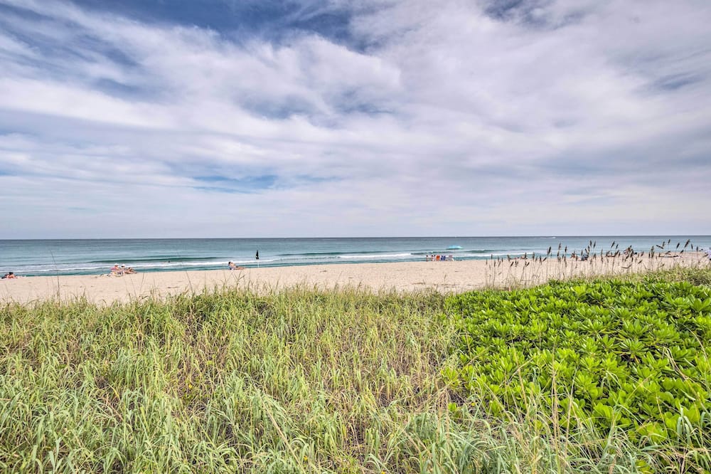 Cozy West Palm Beach Condo: 1 Block to Shore! - Palm Beach Shores, FL