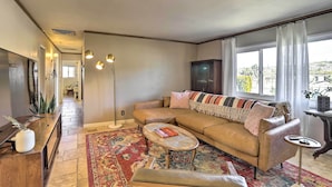 TV, lò sưởi, sách 