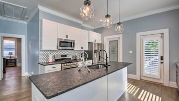 House (4 Bedrooms) | Private kitchen | Microwave, oven, stovetop, dishwasher