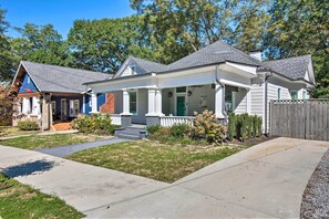 Exterior - Modern Atlanta Getaway ~ 3 Miles to Downtown! (Atlanta)