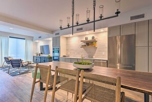 Microondas, lavavajillas, molinillo de café y utensilios de cocina