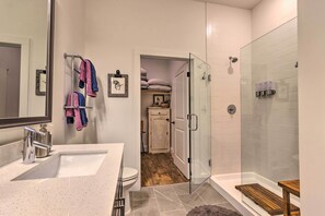 Apartment (1 Bedroom) | Badezimmer | Dusche