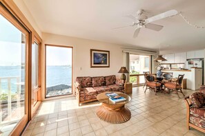 Interior - Oceanfront Kailua-kona Townhome w/ Pool & Views! (Kailua-Kona)