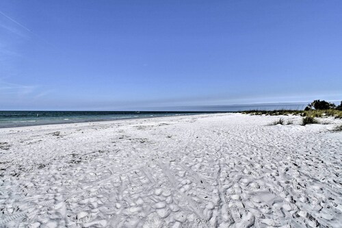 Canal-front Gem w/ Pool & Hot Tub in Anna Maria