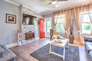 Interior - 6 Mi to Inner Harbor - Family Home w/ Fenced Yard! (Baltimore)