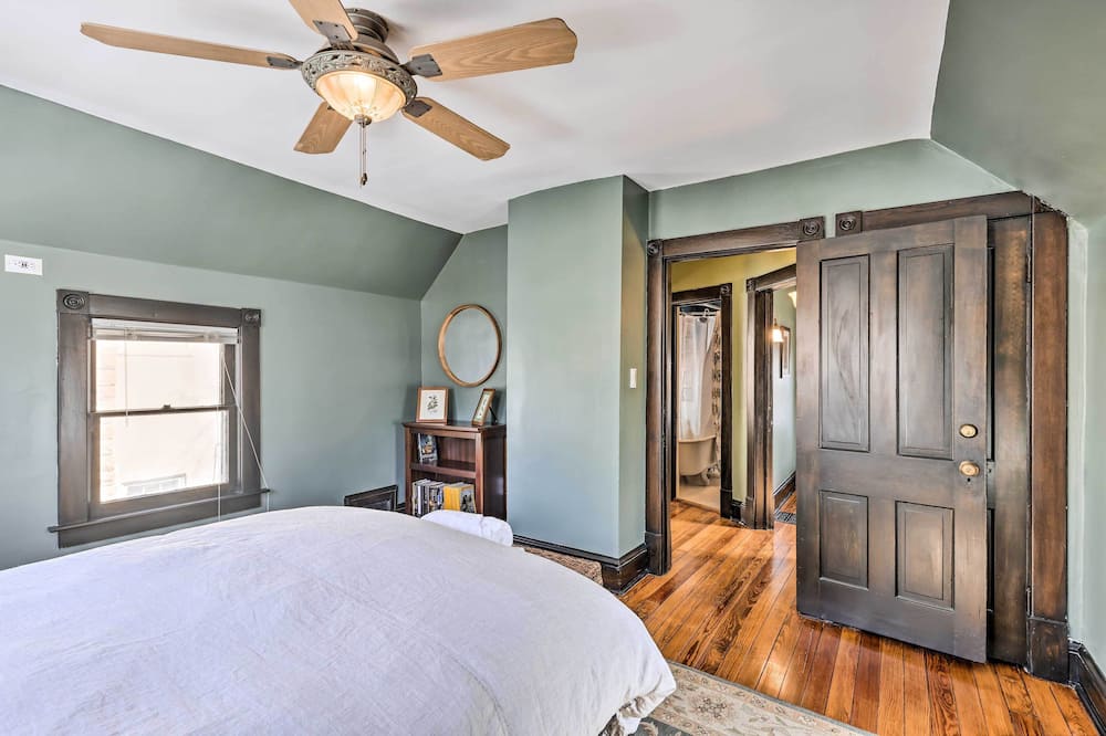 Newly Renovated Home Close to Dtwn Lawrence! - Tonganoxie, KS