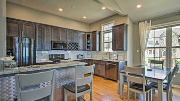 House (5 Bedrooms) | Interior