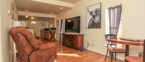 ハウス (2 Bedrooms) | リビング エリア | テレビ