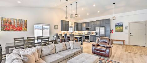 Nhà (4 Bedrooms) | Khu phòng khách | TV, lò sưởi, đầu đĩa DVD