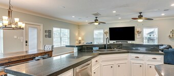 Steps to Surfside Beach: Large Group Gulf Retreat