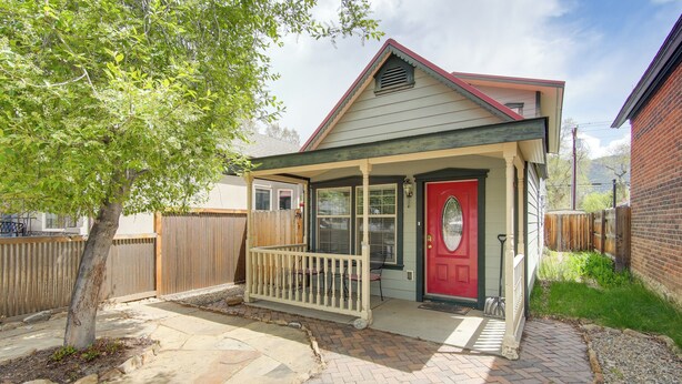 A small house with a red door, a porch, and a fenced backyard. - Buena Vista 'shambala' Sanctuary Near Main St! (Buena Vista)