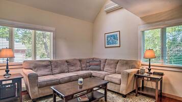 Tv, dvd-spelare, ett bordtennisbord och böcker