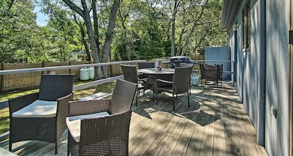 Vineyard Gem < 2 Mi to Beach & Oak Bluffs!