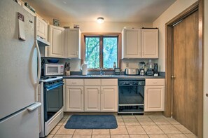 Microwave, oven, stovetop, dishwasher - Vineyard Gem < 2 Mi to Beach & Oak Bluffs! (Oak Bluffs)