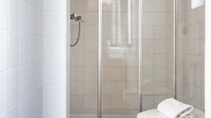 Haartrockner, Handtücher, Toilettenpapier