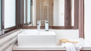 Asciugacapelli, asciugamani, carta igienica