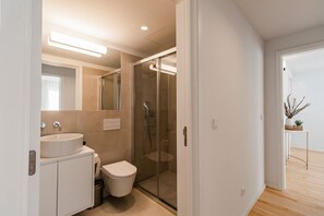 Sèche-cheveux, serviettes fournies