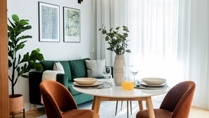 Dining - Almada 551 - 0.2 l Garden Oasis by LovelyStay (Porto)
