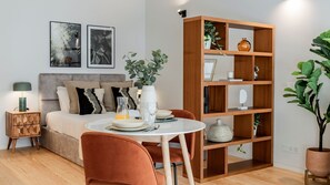 Ein modernes Schlafzimmer mit einem Bett, einem Nachttisch und einem großen Holzregal.