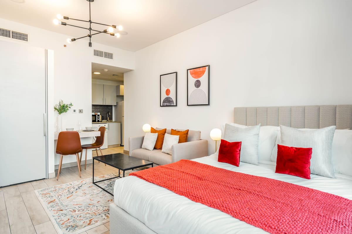 Business Studio Burj Daman 305 | 1 bedroom, Egyptian cotton sheets, premium bedding, memory-foam beds