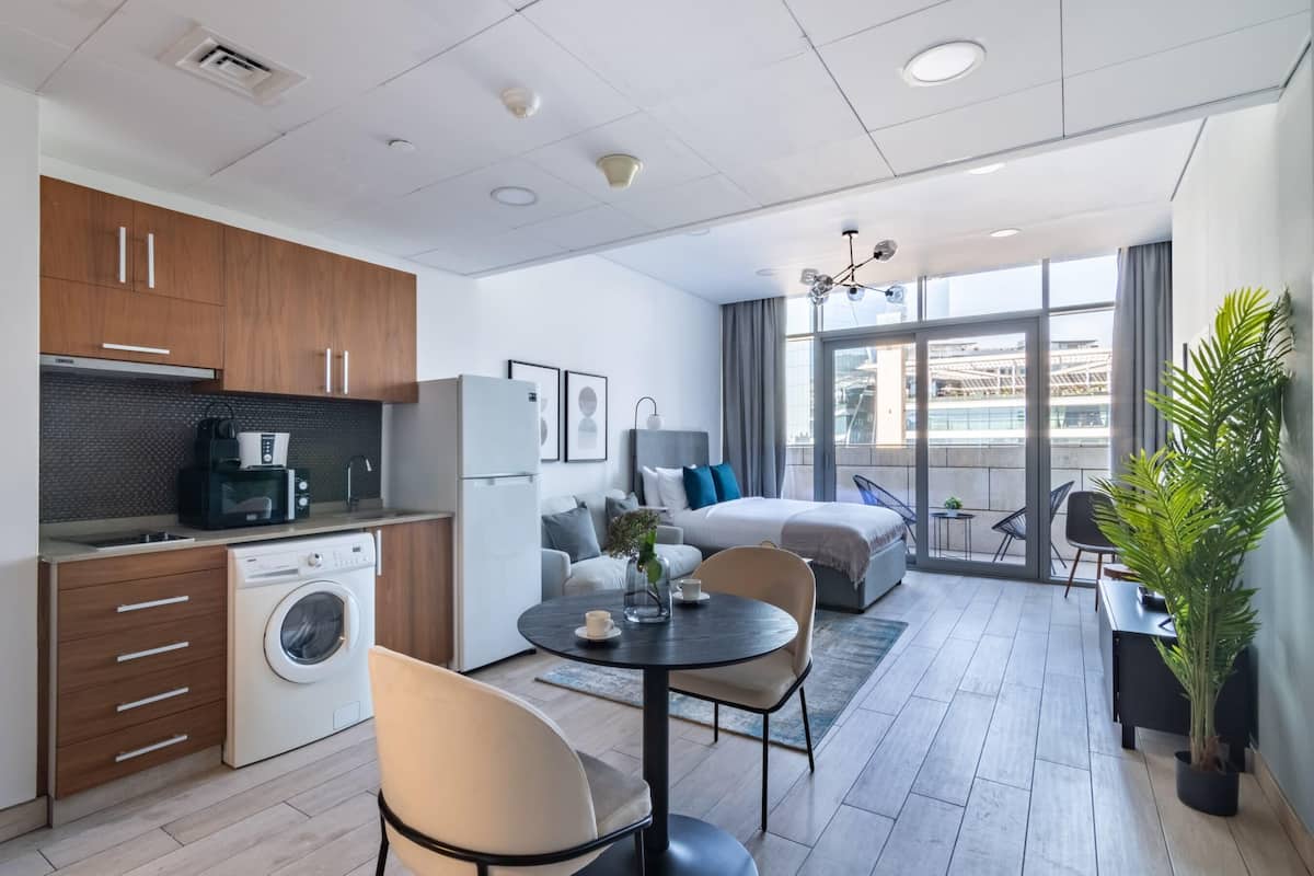 Business Studio Burj Daman 315 | 1 bedroom, Egyptian cotton sheets, premium bedding, memory-foam beds