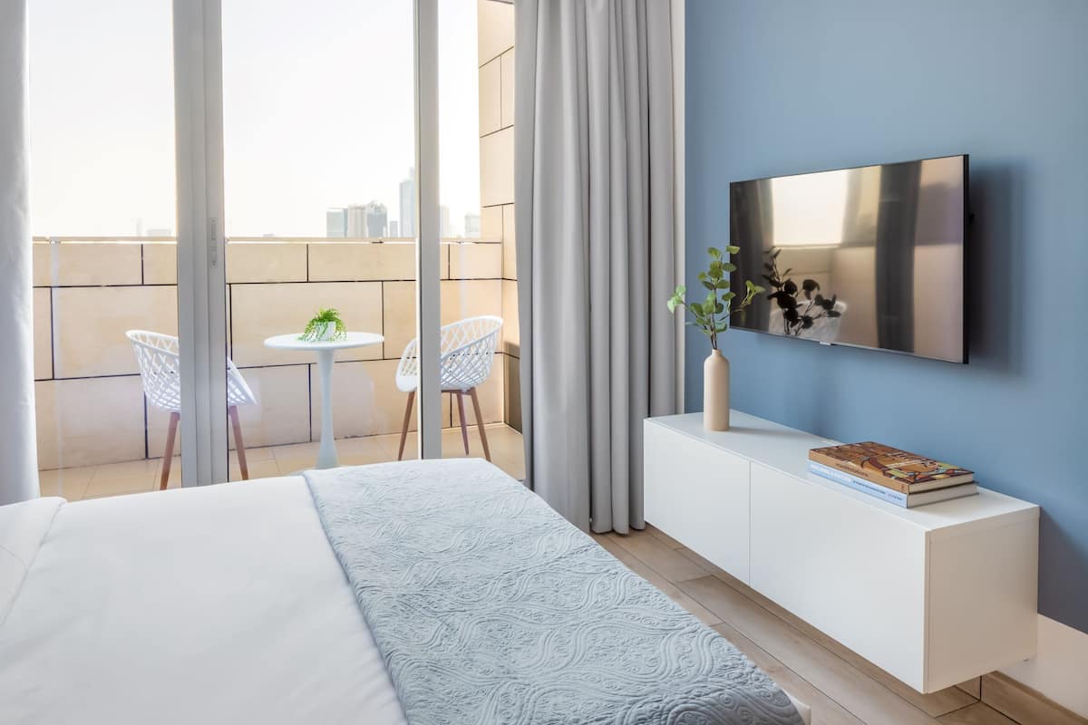 Business Studio Burj Daman 311 | 1 bedroom, Egyptian cotton sheets, premium bedding, memory-foam beds