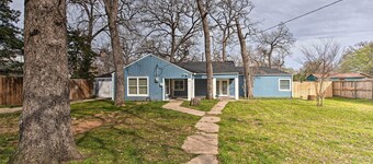 Walk to At&t Stadium: Arlington Home w/ Yard!