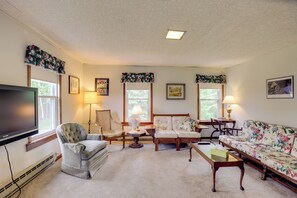 Apartment (2 Bedrooms) | Interior - Private Retreat w/ Deck: 1 Mi From Cowanesque Lake (Lawrenceville)