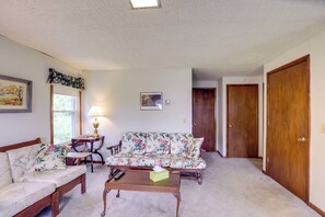 Apartment (2 Bedrooms) | Interior - Private Retreat w/ Deck: 1 Mi From Cowanesque Lake (Lawrenceville)