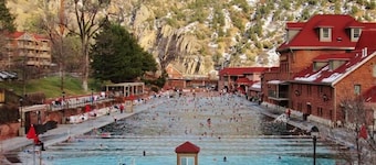 คอนโดสุขใจใจกลางเมือง Glenwood Springs พร้อมระเบียง 2 ชั้น!