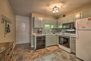 Apartment (2 Bedrooms) | Interior - Oceanfront Hilton Head Island Condo! (Hilton Head Island)