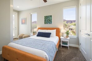 Luxury House, Multiple Bedrooms, Pool Access, Mountain View