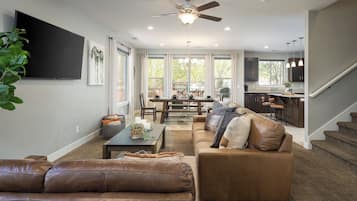 Luxury House, Multiple Bedrooms, Pool Access, Mountain View | Living area | LED TV
