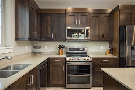 Refrigerador con freezer, microondas, horno, placa de cocina