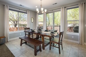 Rumah Mewah, beberapa kamar, akses ke kolam renang, pemandangan gunung | Makan di kamar