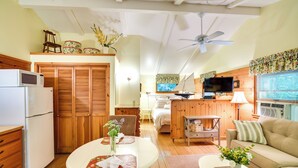 Un espacio habitable compacto con cocina, comedor y sofá.