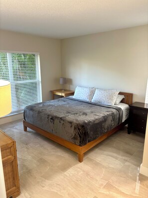 2 bedrooms, desk, WiFi, bed sheets