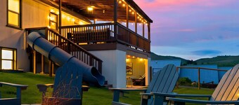 Downtown Lava - Views, Huge Yard, Slide, Games!