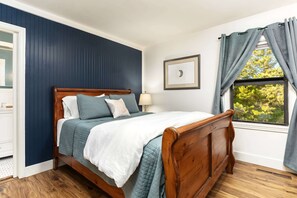 6 bedrooms, iron/ironing board, travel cot, WiFi - Downtown Lava - Views, Huge Yard, Slide, Games! (Lava Hot Springs)