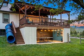 Outdoor dining - Downtown Lava - Views, Huge Yard, Slide, Games! (Lava Hot Springs)